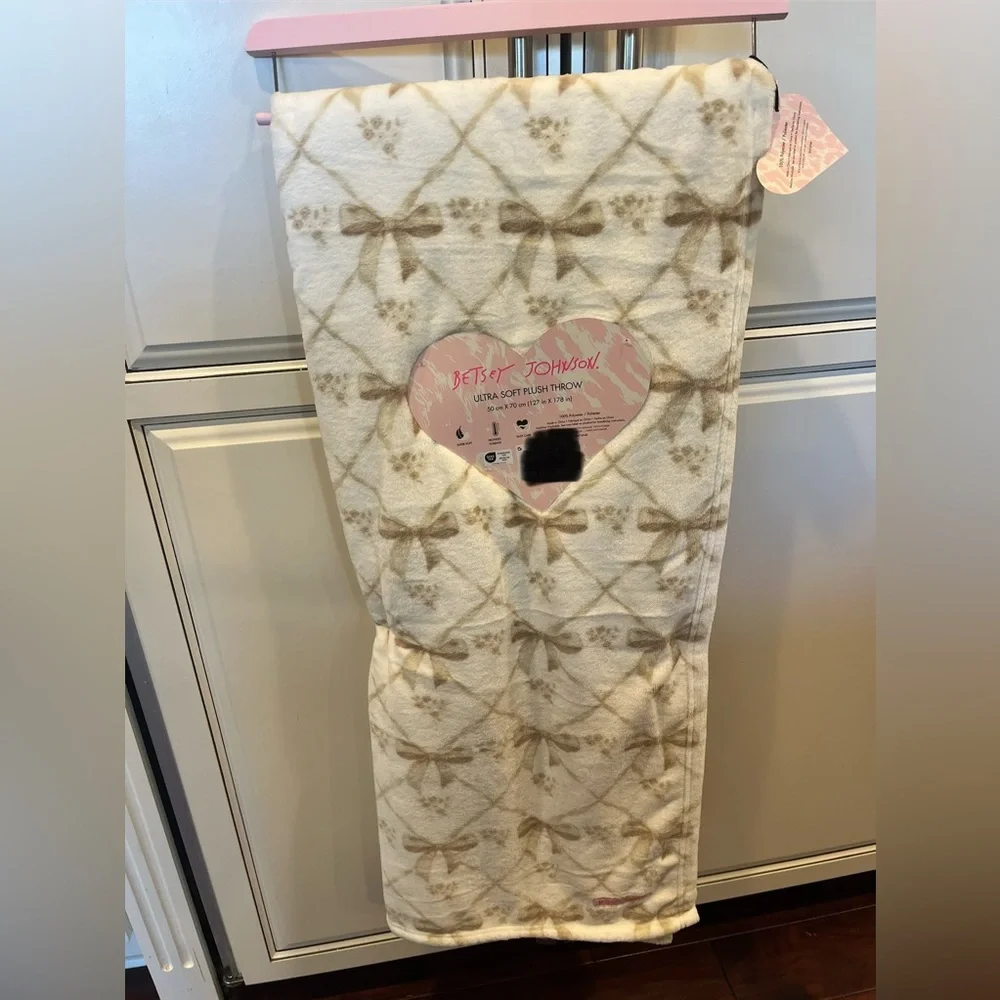 Betsey Johnson Throw Blanket- Cream and Tan Bows